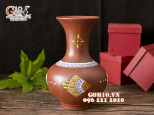Lọ hoa dáng tỏi loe gốm đất đỏ khắc hình, cao 27cm