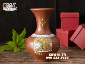 Lọ hoa dáng tỏi loe gốm đất đỏ khắc hình, cao 27cm