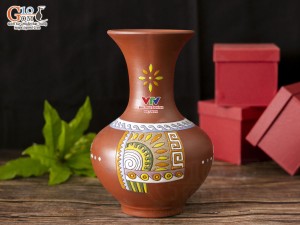 Lọ hoa dáng tỏi loe gốm đất đỏ khắc hình in logo VTV, cao 27cm
