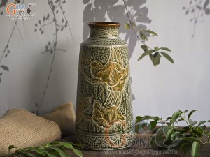 Lọ hoa dáng trụ cổ nhỏ men màu xanh rêu khắc hoa sen, cao 33cm