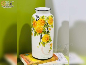 Lọ hoa dáng trụ miệng loe men kem vẽ hoa hồng vàng, cao 29cm