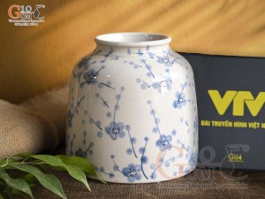 Lọ hoa dáng trụ miệng nhỏ men bóng vẽ hoa đào xanh, cao 16cm (hộp xi lụa cao cấp VTV)