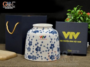Lọ hoa dáng trụ miệng nhỏ men bóng vẽ hoa đào xanh in logo VTV, cao 16cm