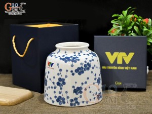 Lọ hoa dáng trụ miệng nhỏ men bóng vẽ hoa đào xanh in logo VTV, cao 16cm