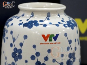 Lọ hoa dáng trụ miệng nhỏ men bóng vẽ hoa đào xanh in logo VTV, cao 16cm