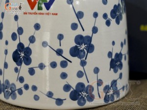 Lọ hoa dáng trụ miệng nhỏ men bóng vẽ hoa đào xanh in logo VTV, cao 16cm
