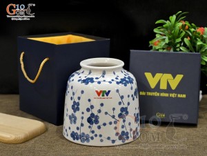 Lọ hoa dáng trụ miệng nhỏ men bóng vẽ hoa đào xanh in logo VTV, cao 16cm
