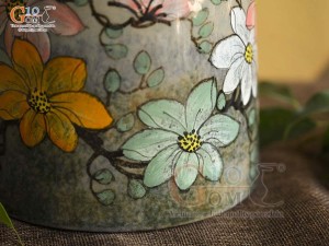Lọ hoa dáng trụ miệng nhỏ men màu vẽ hoa, cao 16cm
