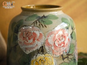 Lọ hoa dáng trụ miệng nhỏ men màu vẽ hoa Hồng, cao 16cm