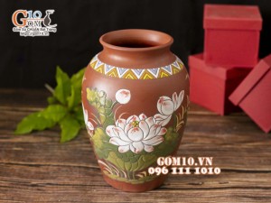Lọ hoa dáng vò cao gốm đất đỏ khắc hoa, cao 27cm