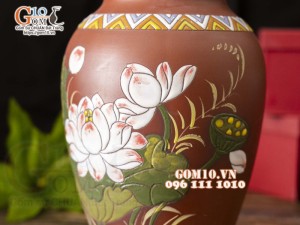 Lọ hoa dáng vò cao gốm đất đỏ khắc hoa, cao 27cm