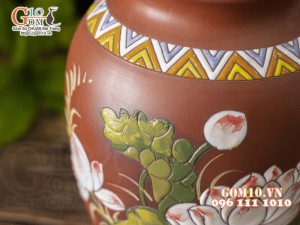 Lọ hoa dáng vò cao gốm đất đỏ khắc hoa, cao 27cm