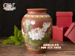 Lọ hoa dáng vò cao gốm đất đỏ khắc hoa, cao 27cm Lọ hoa dáng vò cao gốm đất đỏ khắc hoa, cao 27cm