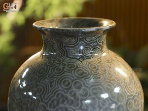 Lọ hoa dáng vò cao men kết tinh đa đồng tâm bảo bọc đồng, cao 30cm (hàng vuốt tay)