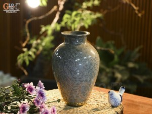 Lọ hoa dáng vò cao men kết tinh đa đồng tâm bảo bọc đồng, cao 30cm (hàng vuốt tay)