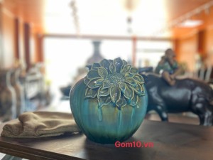 Lọ hoa dáng vò đắp hoa men hoả biến, cao 24cm