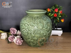 Lọ hoa dáng vò men cổ khắc nổi phù dung, cao 22cm