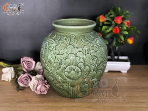 Lọ hoa dáng vò men cổ khắc nổi phù dung, cao 22cm