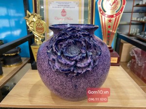 Lọ hoa dáng vò men hoả biến tím đắp nổi hoa cao 22cm