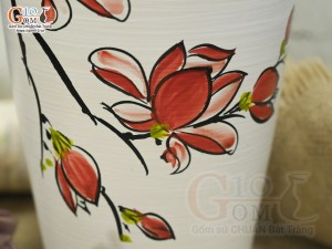 Lọ hoa dáng vò men kem vẽ hoa lan đỏ cao 28cm