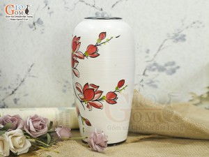 Lọ hoa dáng vò men kem vẽ hoa lan đỏ cao 28cm