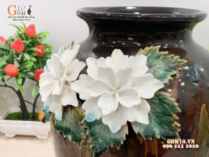 Lọ hoa dáng vò men màu đắp nổi hoa trắng, cao 28cm