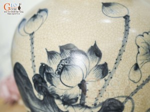 Lọ hoa dáng vò men rạn cổ hoạ tiết hoa sen, cao 21cm