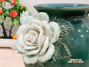 Lọ hoa dáng vò men xanh đắp nổi hoa Hồng trắng, cao 20cm