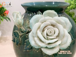 Lọ hoa dáng vò men xanh đắp nổi hoa Hồng trắng, cao 20cm