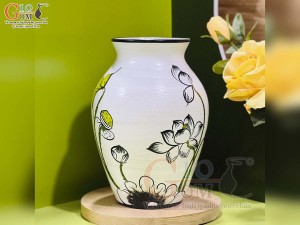 Lọ hoa dáng vò quả trám men kem vẽ hoa Sen, cao 23cm