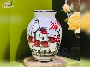 Lọ hoa dáng vò quả trám men kem vẽ Phố cổ, cao 23cm