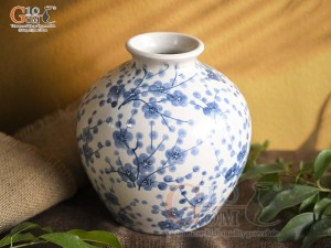 Lọ hoa dáng vò tròn men bóng vẽ hoa đào xanh, cao 18cm
