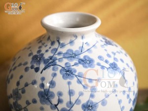 Lọ hoa dáng vò tròn men bóng vẽ hoa đào xanh, cao 18cm