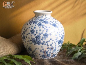 Lọ hoa dáng vò tròn men bóng vẽ hoa đào xanh, cao 18cm