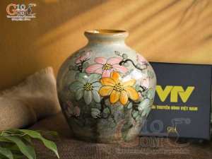 Lọ hoa dáng vò tròn men màu vẽ hoa, cao 18cm (hộp xi lụa cao cấp VTV)