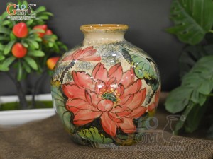 Lọ hoa dáng vò tròn men màu vẽ hoa Sen đỏ, cao 18cm
