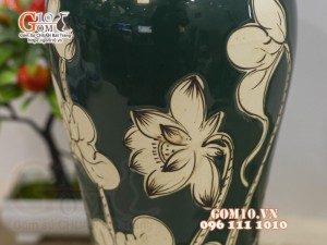 Lọ hoa đùi dế men xanh lục khắc sen
