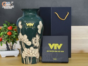 Lọ hoa đùi dế men xanh lục khắc sen in logo VTV, cao 33cm
