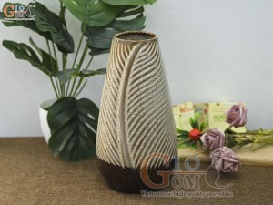 Lọ hoa gân lá men hỏa biến màu cát, cao 28cm