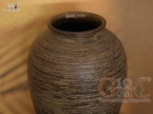 Lọ hoa gốm dáng chân thon màu nâu, cao 36cm