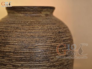 Lọ hoa gốm dáng chân thon màu nâu, cao 36cm