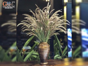 Lọ hoa gốm dáng chân thon màu nâu, cao 36cm