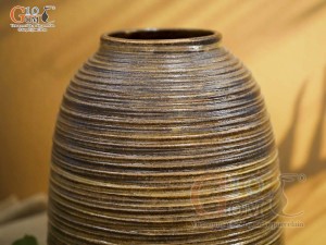 Lọ hoa gốm dáng chuông chân loe màu nâu, cao 29cm