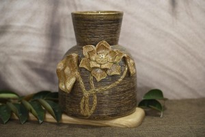 Lọ hoa gốm dáng cổ vát đắp nổi hoa Sen, cao 23cm