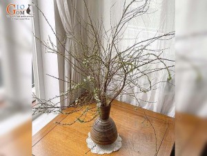 Lọ hoa gốm dáng đầm màu nâu, cao 32cm