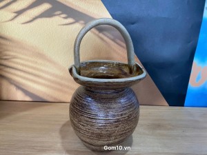 Lọ hoa gốm dáng dáng giỏ cua có quai nâu ganh, cao 27cm
