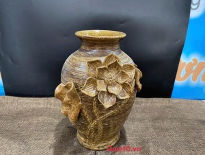 Lọ hoa gốm dáng dế dùi đắp nổi hoa Sen, cao 26cm