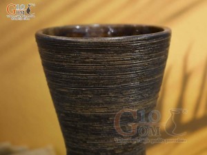 Lọ hoa gốm dáng đồng hồ cát màu nâu, cao 21cm