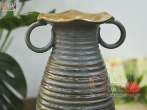 Lọ hoa gốm dáng ly cao có quai vân sóng màu rêu, cao 20cm