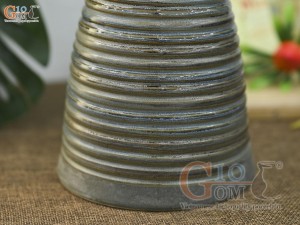 Lọ hoa gốm dáng ly cao có quai vân sóng màu rêu, cao 20cm